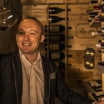 sommelier w piwniczce z winami